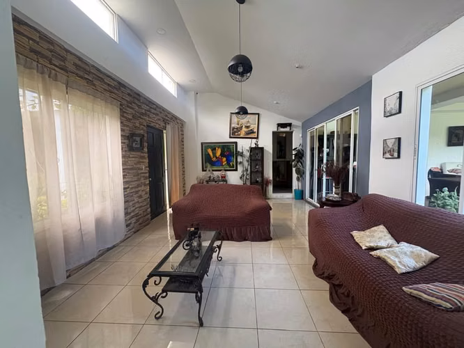 kw - Venta, casa moderna en Las Colinas
