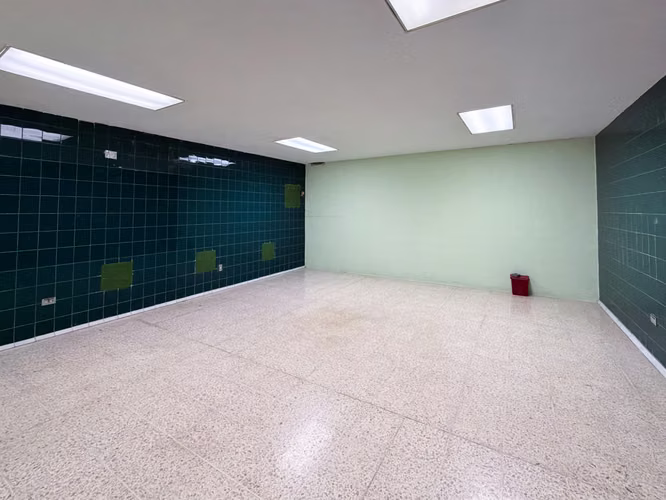 Espaciosa Propiedad Comercial Esquinera en Santa Ana
