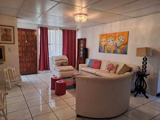 SE VENDE CASA EN LOS ROBLES IDEAL PARA INVERSION