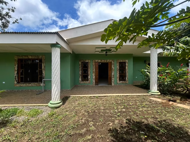 HERMOSA CASA CON PISCINA EN VENTA – RESIDENCIAL VILLA HERMOSA, DIRIAMBA - Imagen 2