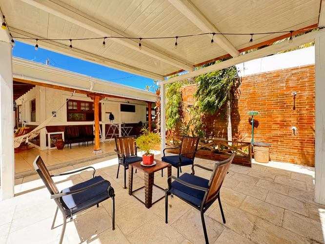 Venta de Hermosa casa con piscina y vista al mar en Pochomil