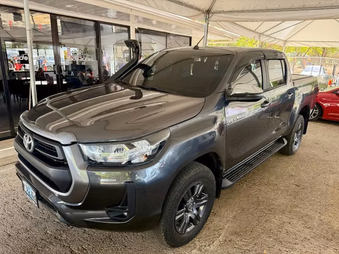 TOYOTA HILUX SR AÑO 2023