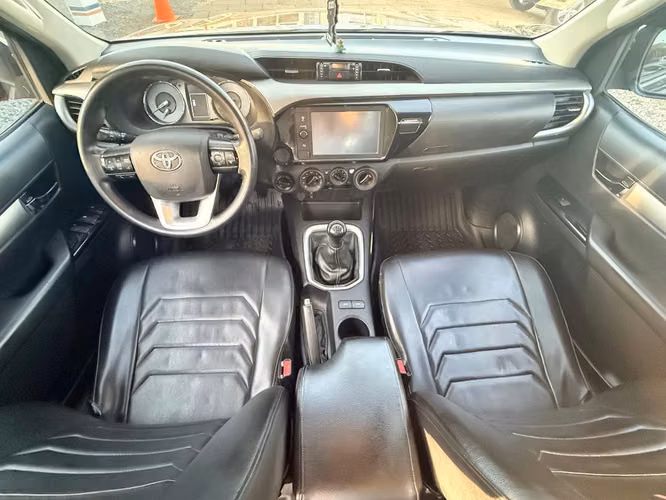 Toyota Hilux SR año 2023