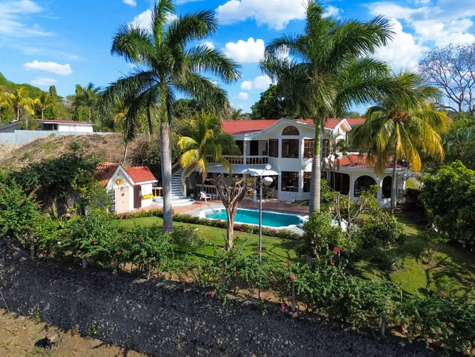 Espectacular casa en venta en carretera Masaya km 18