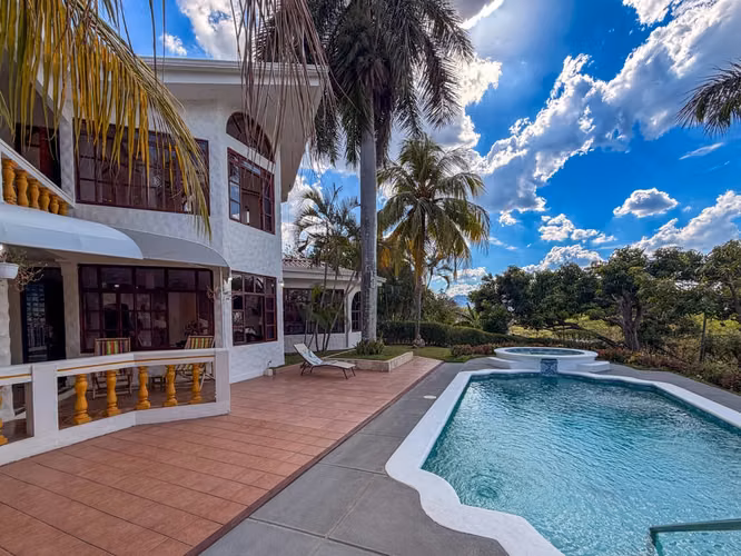 Espectacular casa en venta en carretera Masaya km 18