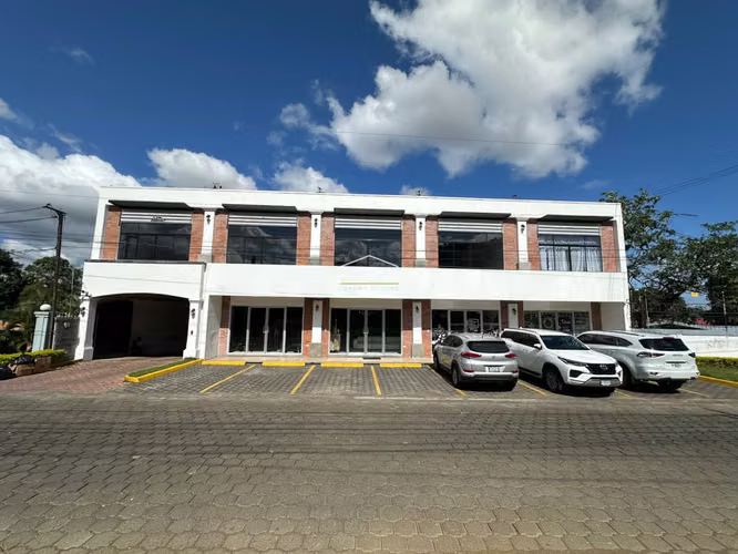 AM - SE VENDE PLAZA COMERCIAL EN LAS COLINAS