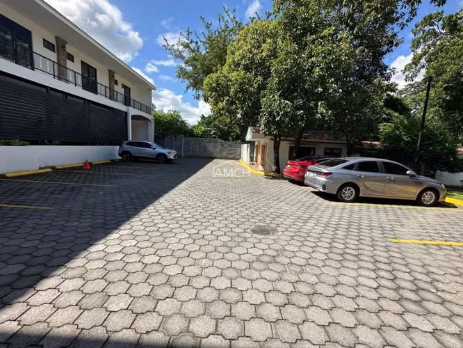 AM - SE VENDE PLAZA COMERCIAL EN LAS COLINAS