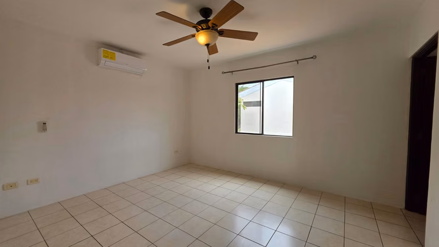 Casa de dos plantas en renta dentro de Residencial cerca del Colegio Americano - Imagen 4
