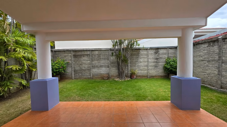 Casa de dos plantas en renta dentro de Residencial cerca del Colegio Americano - Imagen 2