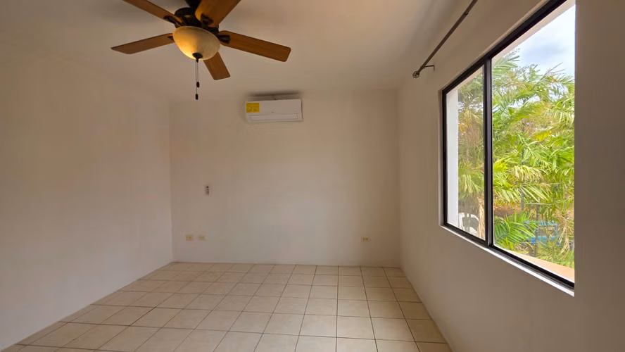 Casa de dos plantas en renta dentro de Residencial cerca del Colegio Americano - Imagen 5