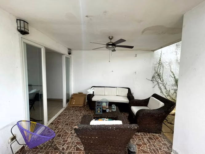 KC-Casa estilo Townhouse en Venta en Condominio Valparaiso de Santo Domingo