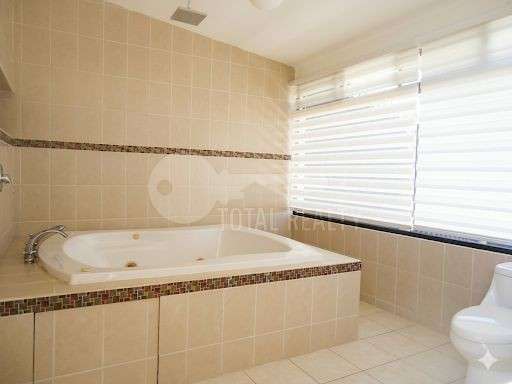 Excelente Casa en venta en Las Cumbres, Managua