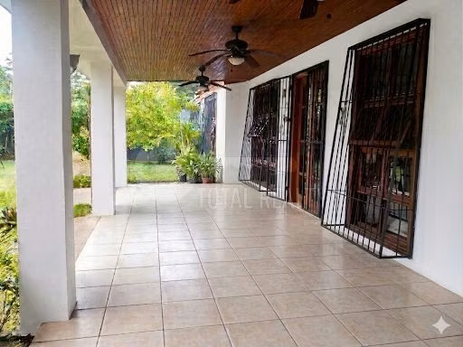 Excelente Casa en venta en Las Cumbres, Managua