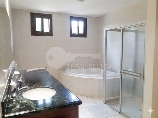Excelente Casa en venta en Las Cumbres, Managua