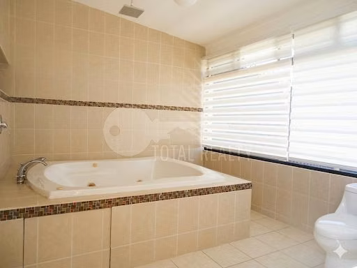 Excelente Casa en venta en Las Cumbres, Managua