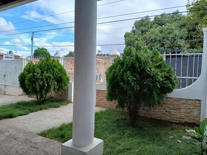 CASA ELEGANTE DE DOS NIVELES EN EXCELENTE ZONA CÉNTRICA!
