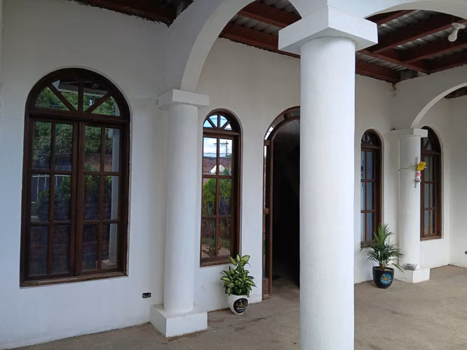 CASA ELEGANTE DE DOS NIVELES EN EXCELENTE ZONA CÉNTRICA!