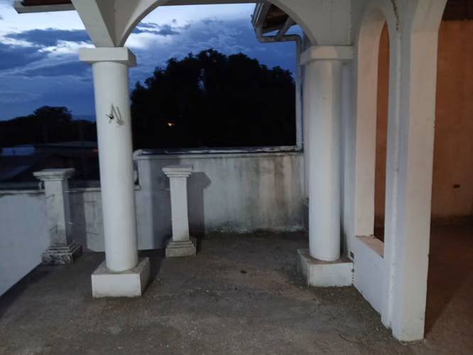CASA ELEGANTE DE DOS NIVELES EN EXCELENTE ZONA CÉNTRICA!