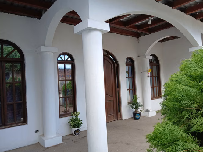 CASA ELEGANTE DE DOS NIVELES EN EXCELENTE ZONA CÉNTRICA!