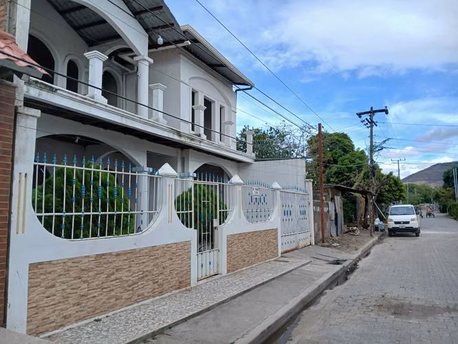 CASA ELEGANTE DE DOS NIVELES EN EXCELENTE ZONA CÉNTRICA!