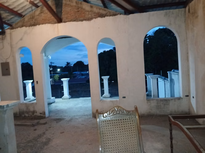 CASA ELEGANTE DE DOS NIVELES EN EXCELENTE ZONA CÉNTRICA!