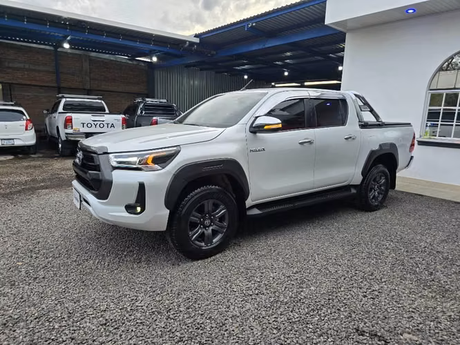 VENDO LINDA TOYOTA HILUX REVO 2024 MECANICA 4*4
