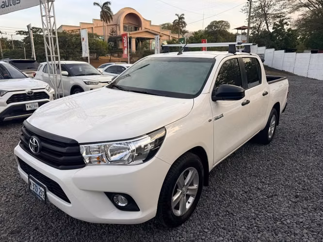 TOYOTA HILUX 4X2 AÑO 2024