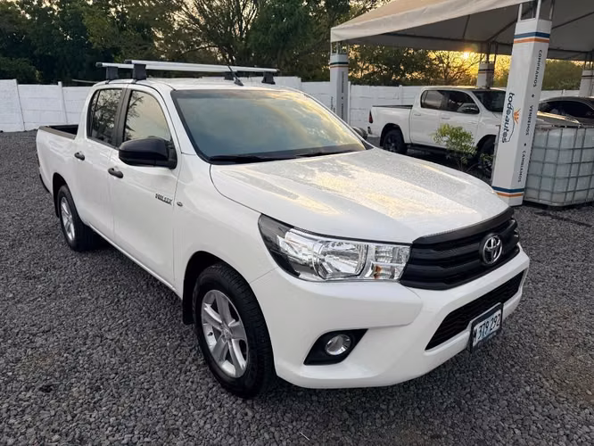 TOYOTA HILUX 4X2 AÑO 2024 - Imagen 2