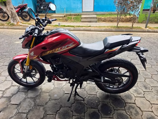 Motocicleta Hinda CB190R SEMINUEVA
