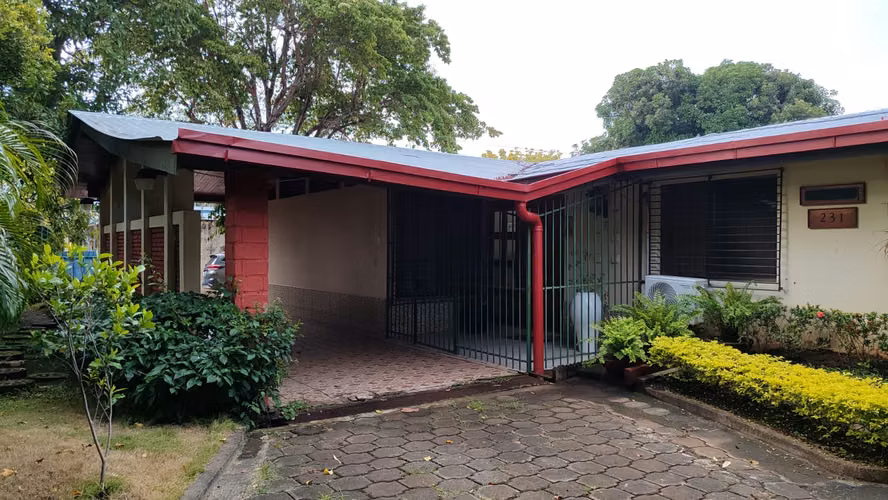 AMPLIA RESIDENCIA CON PISCINA EN LAS COLINAS, AMPLIO TERRENO 2,400 V² - Imagen 8