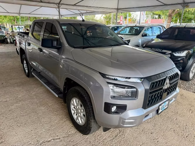 Mitsubishi L200 GLX año 2025