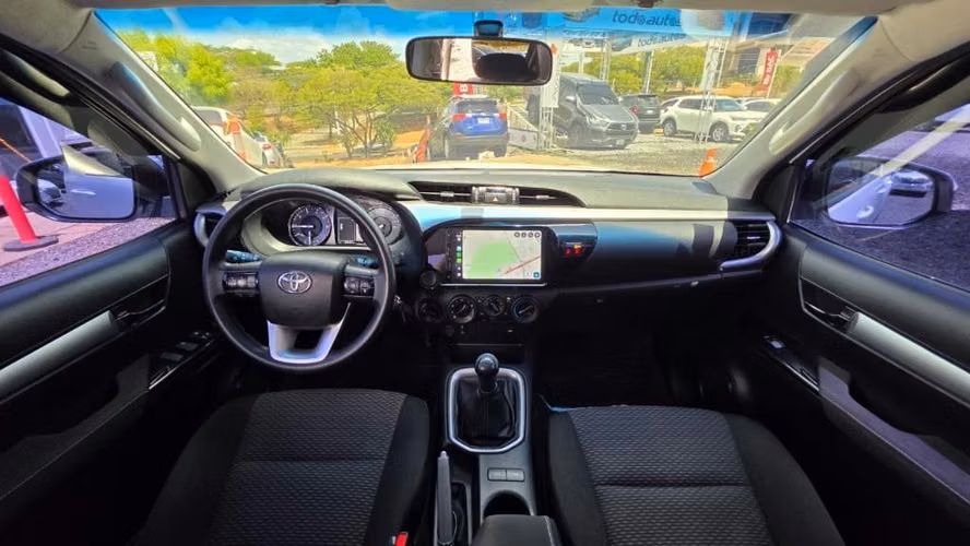 Toyota Hilux SR año 2025