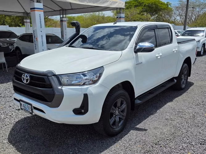Toyota Hilux SR año 2025