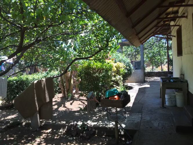Venta de Terreno esquinero con casa en Carretera a Masaya