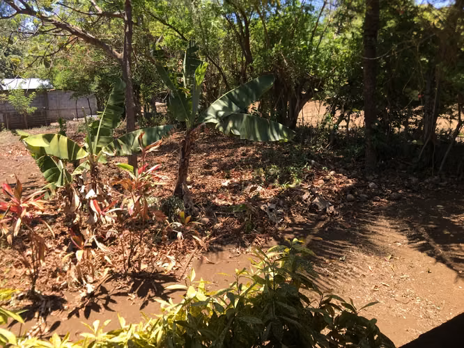 Venta de Terreno esquinero con casa en Carretera a Masaya