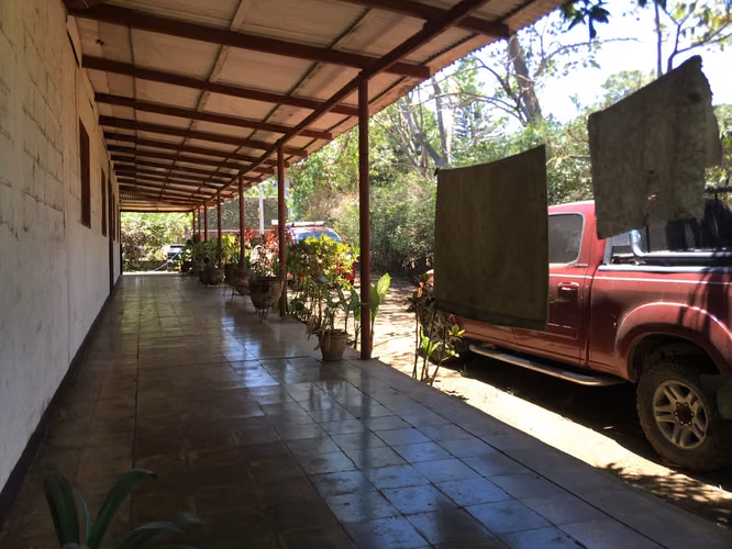 Venta de Terreno esquinero con casa en Carretera a Masaya