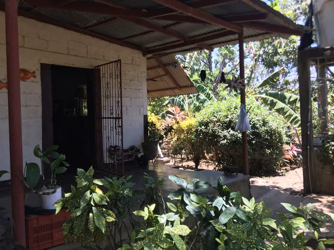Venta de Terreno esquinero con casa en Carretera a Masaya