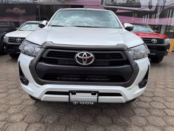 Toyota Hilux SR 2026 mecánica 0 km