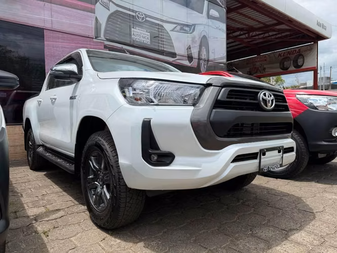 Toyota Hilux SR 2026 mecánica 0 km