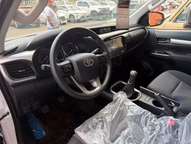 Toyota Hilux SR 2026 mecánica 0 km