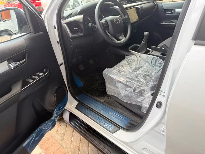 Toyota Hilux SR 2026 mecánica 0 km