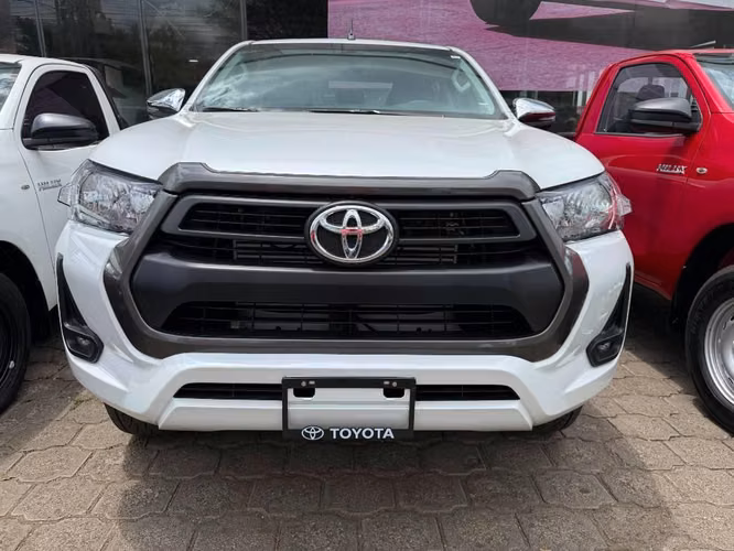 Toyota Hilux SR 2026 mecánica 0 km