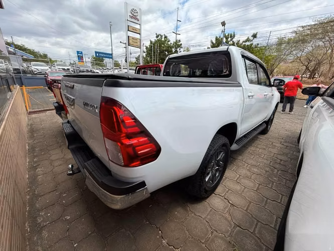 Toyota Hilux SR 2026 mecánica 0 km
