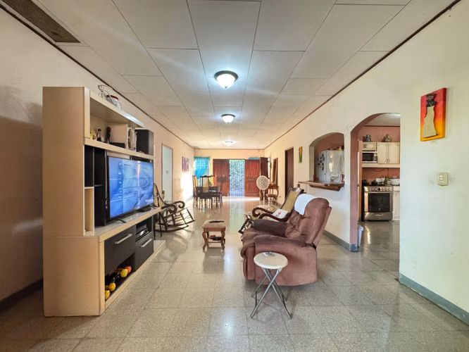 Venta de casa en Villa Fontana con excelente ubicación y amplio terreno
