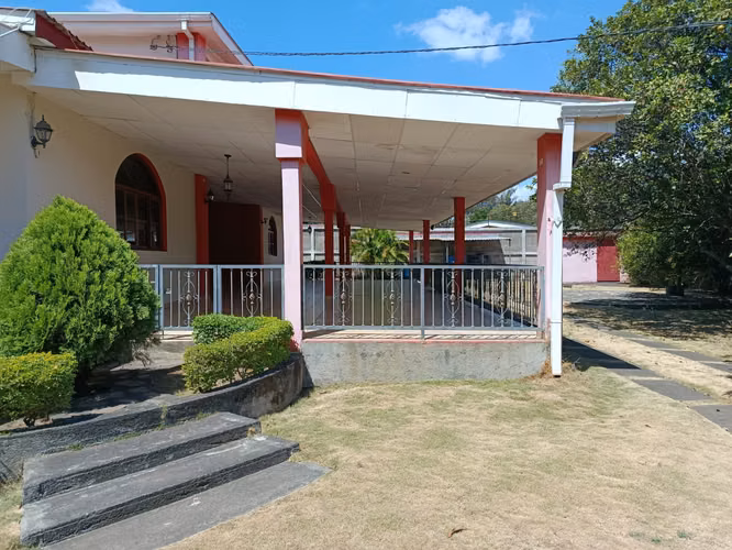  ¡Hermosa Propiedad de Dos Pisos en Zona de Alta Plusvalía! 