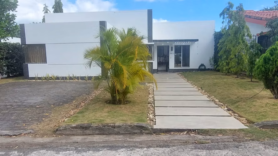 Home with own pool in Veracruz!