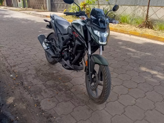 Se vende  Moto Honda XBLADE 160.