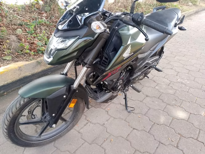 Se vende  Moto Honda XBLADE 160.