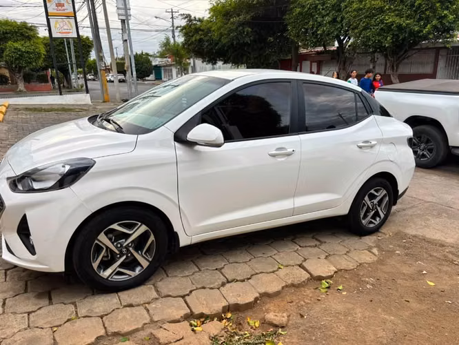 Hyundai grand i10 semi nuevo