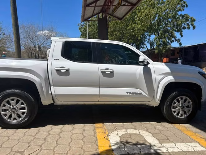 Se vende toyota tacoma 2025 4DR como nueva negociable